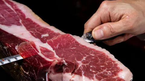 Un jamón siendo cortado