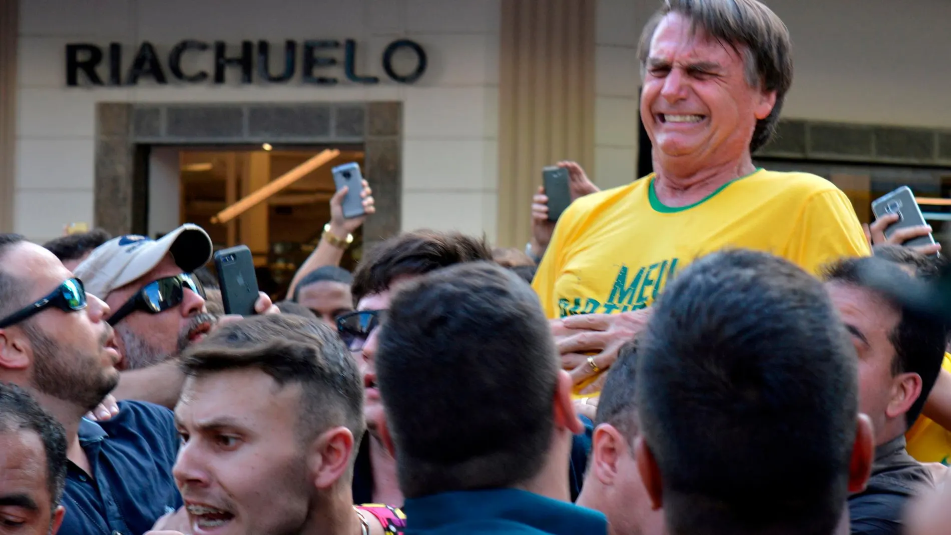 Foto de archivo del momento en que Bolsonaro fue apuñalado en Juiz de Fora, en el estado de Minas Gerais/Reuters