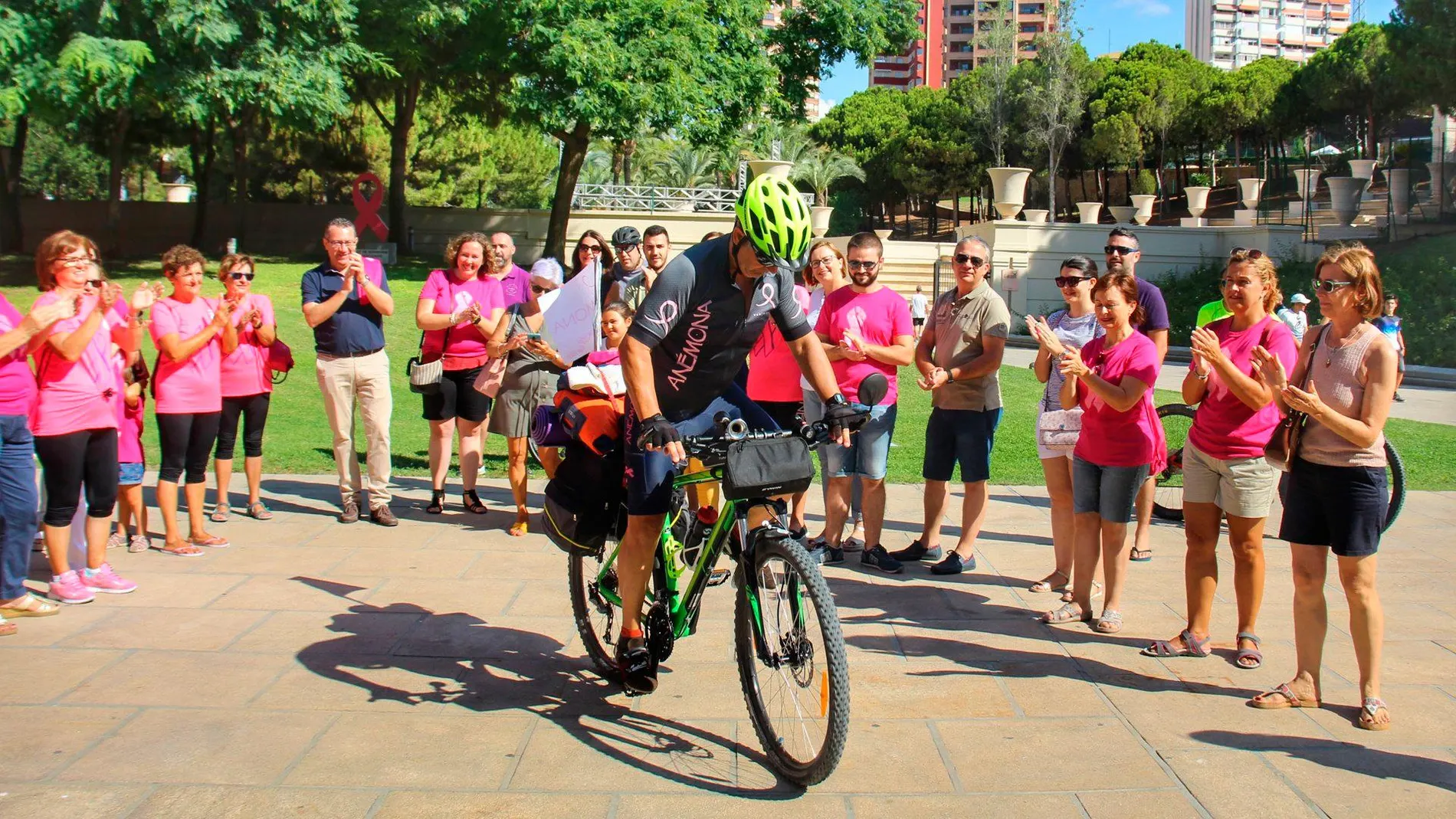 En bicicleta de Benidorm a Santiago para apoyar el cáncer de mama/ Foto: Twitter