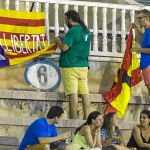 Aficionados de Palma cuelgan la bandera local en el último festejo celebrado en Baleares / Foto: Alberto R. Roldán