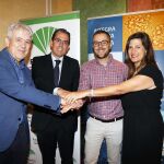 De izquierda a derecha, el doctor Emilio Alba; el director general de la Fundación Unicaja, Sergio Corral; el investigador Iñaki Comino-Méndez; y la responsable de Solidaridad Social y Educación de la Fundación Unicaja, Ana Cabrera / La Razón