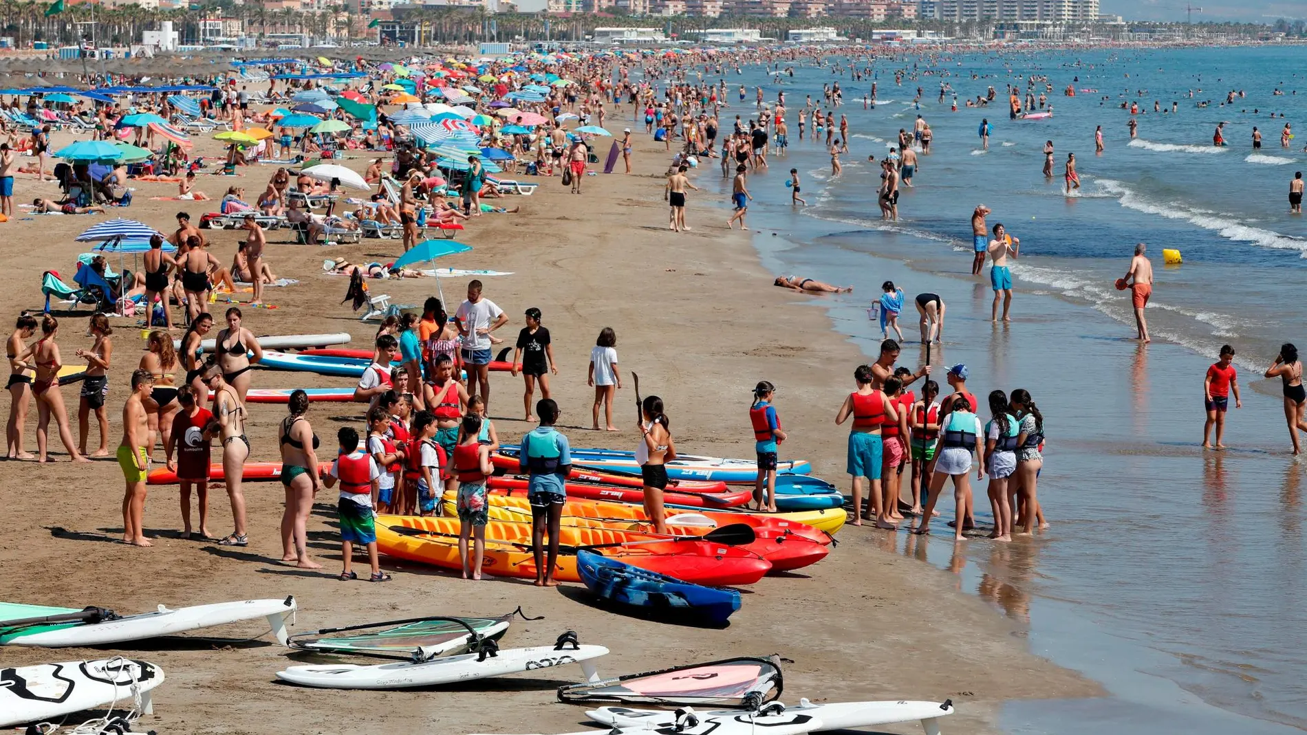 Cientos de turistas en la playa de la Malvarrosa (Valencia)