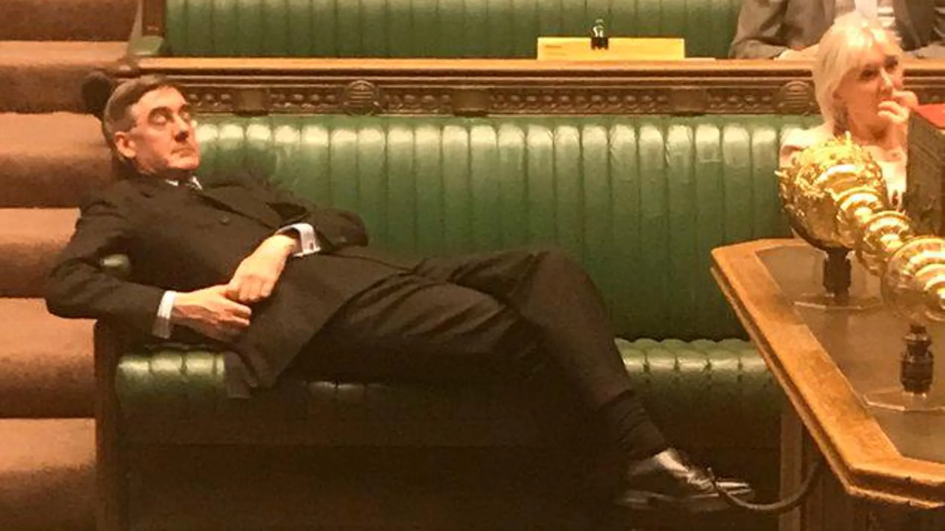 El diputado conservador Jacob Rees-Mogg recostado durante el debate del Brexit