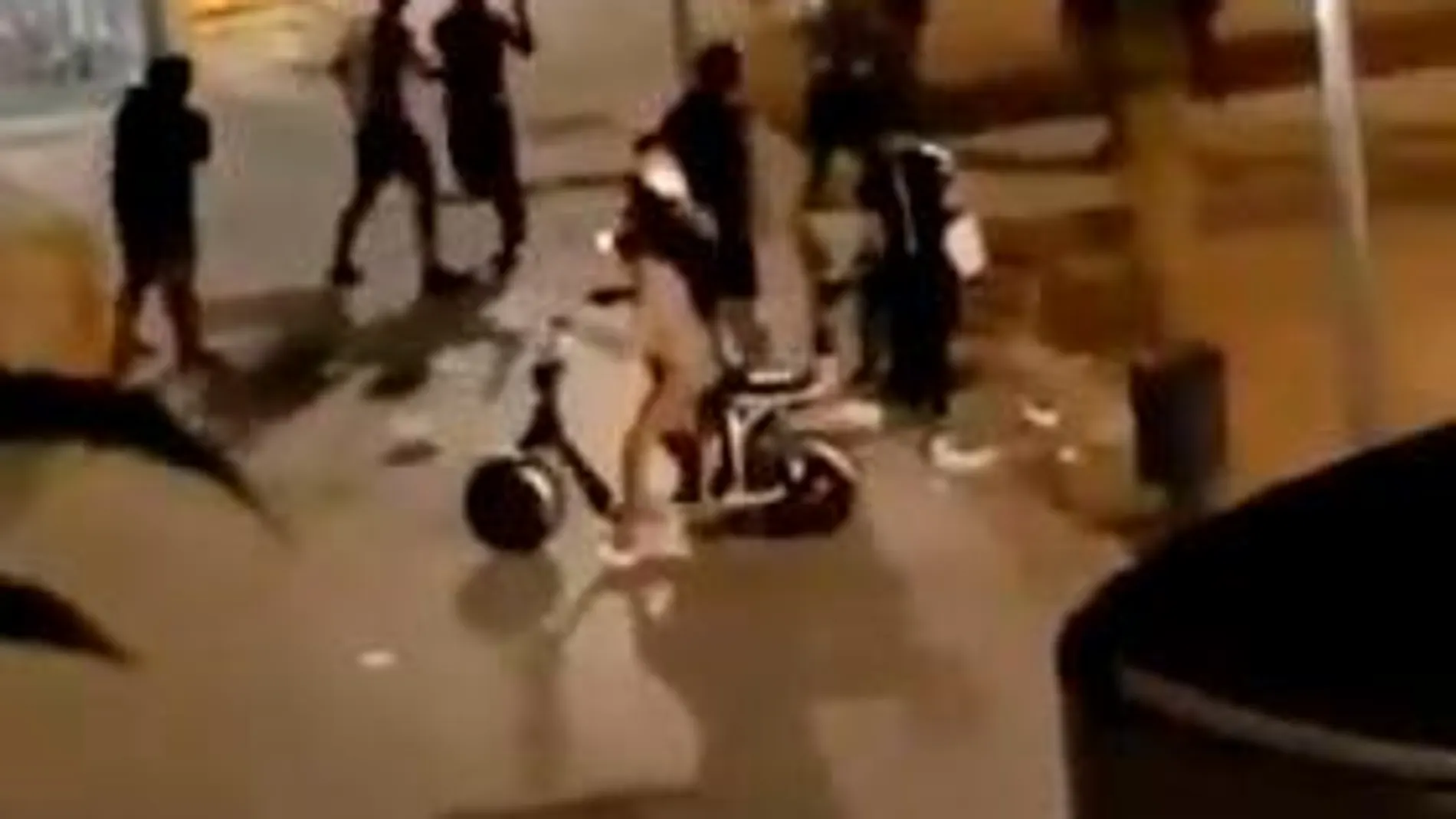 Captura del vídeo donde se ve la pelea entre jóvenes