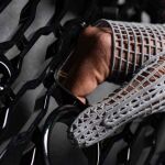 Los guantes desarrollados por ingenieros de Jaguar/Land Rover reducen la fatiga muscular de quienes trabajan en la línea de producción.