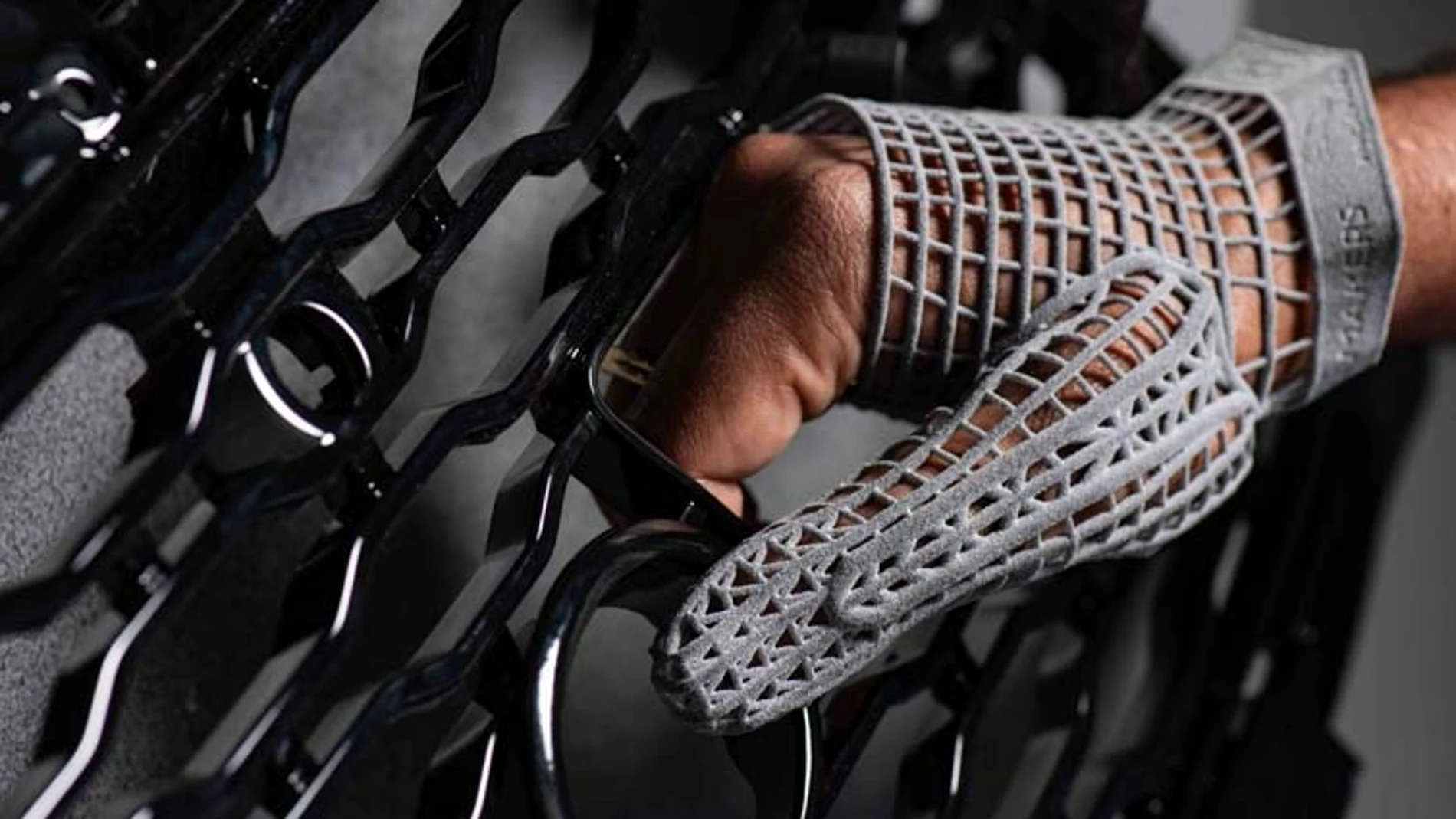 Los guantes desarrollados por ingenieros de Jaguar/Land Rover reducen la fatiga muscular de quienes trabajan en la línea de producción.