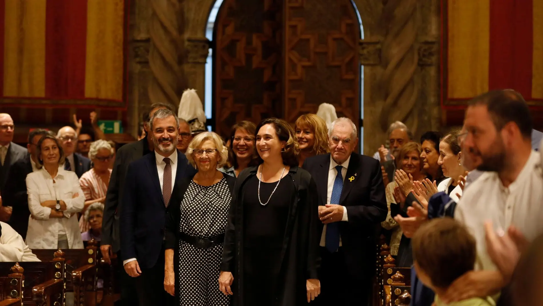 Manuela Carmena, entrando en el Consistorio junto a Ada Colau, Jaume Collboni, Ernest Maragall y otros dirigentes municipales