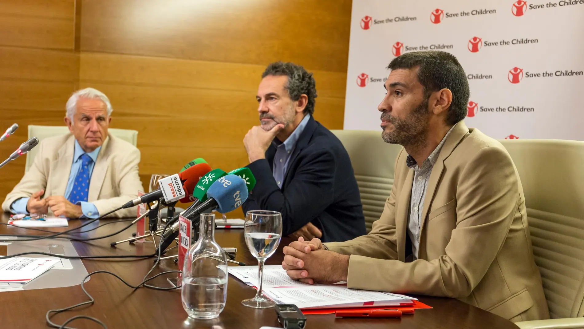 Andrés Conde, director ejecutivo de Save the Children (en el centro) y Javier Cuenca, director Save the Children en Andalucía (a la derecha) / Foto: La Razón