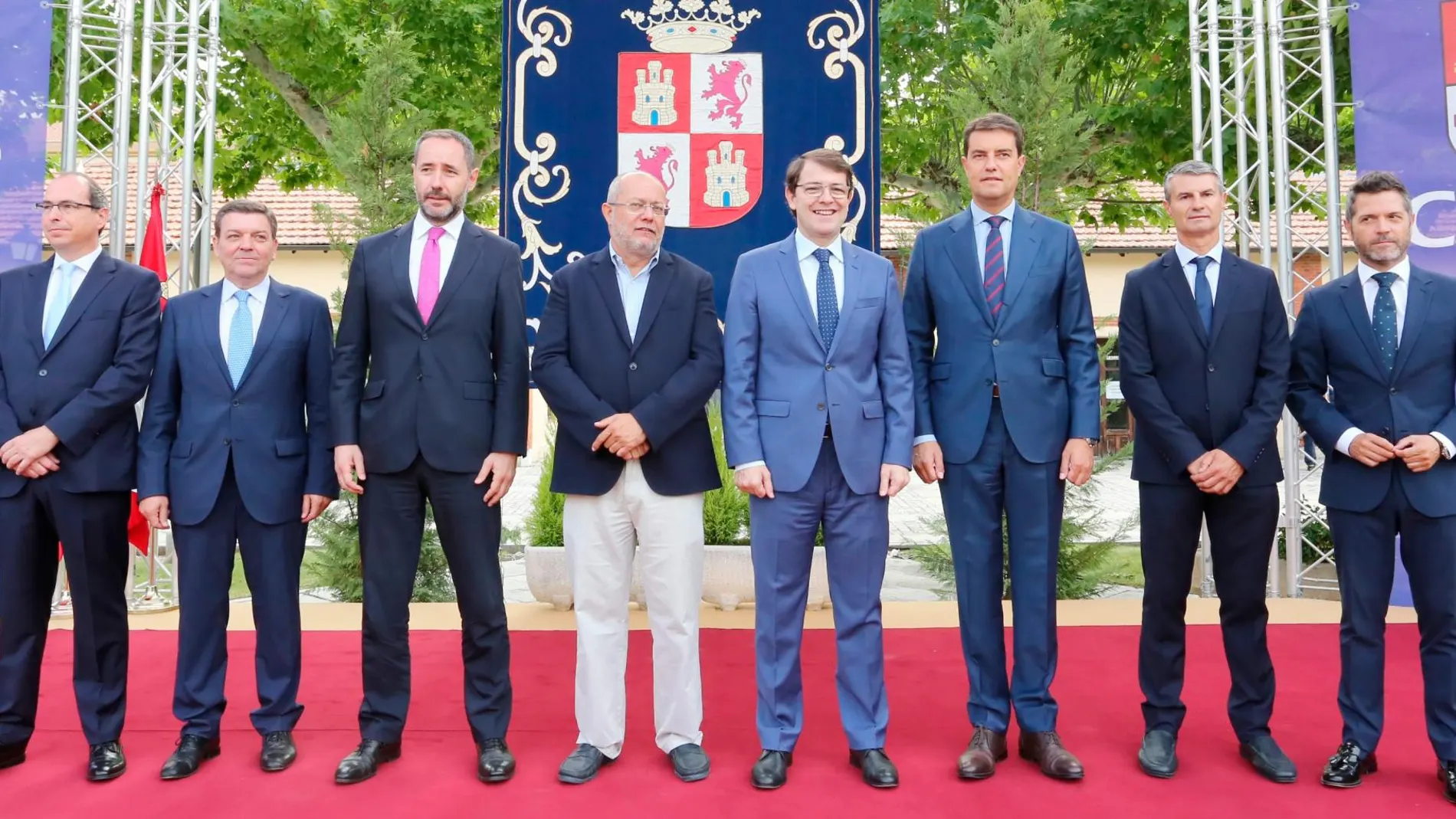 El presidente Fernández Mañueco, el vicepresidente Igea y el consejero Ángel Ibáñez con los nuevos altos cargos