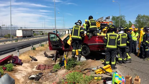 Muere al chocar contra un guardarraíl y su coche queda suspendido en el aire