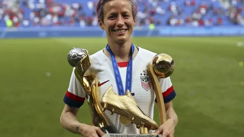 Megan Rapinoe posa con la Bota de Oro y el Balón de Oro
