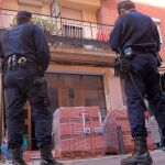 El sospechoso, al parecer, le habría realizado tocamientos en las partes íntimas y el cuerpo de las niñas y habría amenazado a una de ellas con decirle a su madre que había hecho algo malo para que la castigase en caso de que contase lo sucedido