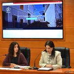 La decana de la Facultad de Ciencias Sociales y Jurídicas, Lourdes Miguel, y la profesora responsable del informe, Beatriz Sánchez, presentan la web