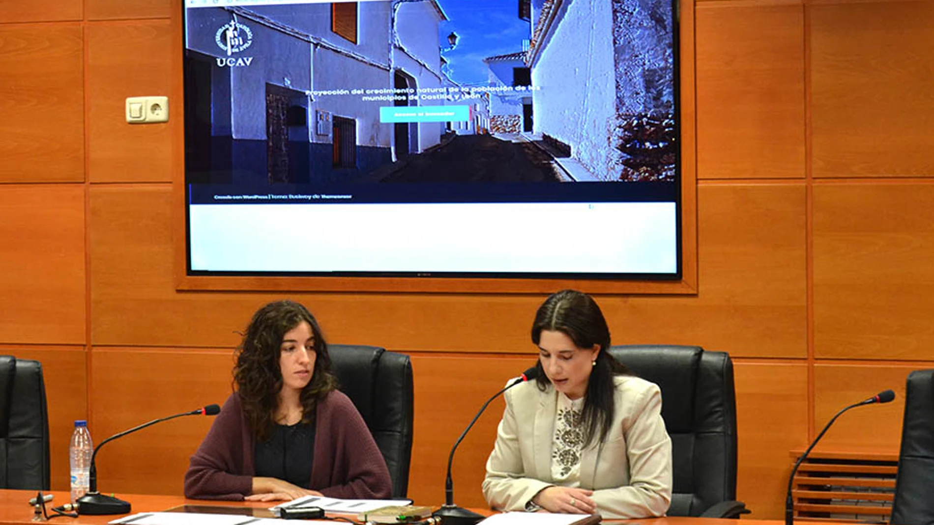 La decana de la Facultad de Ciencias Sociales y Jurídicas, Lourdes Miguel, y la profesora responsable del informe, Beatriz Sánchez, presentan la web