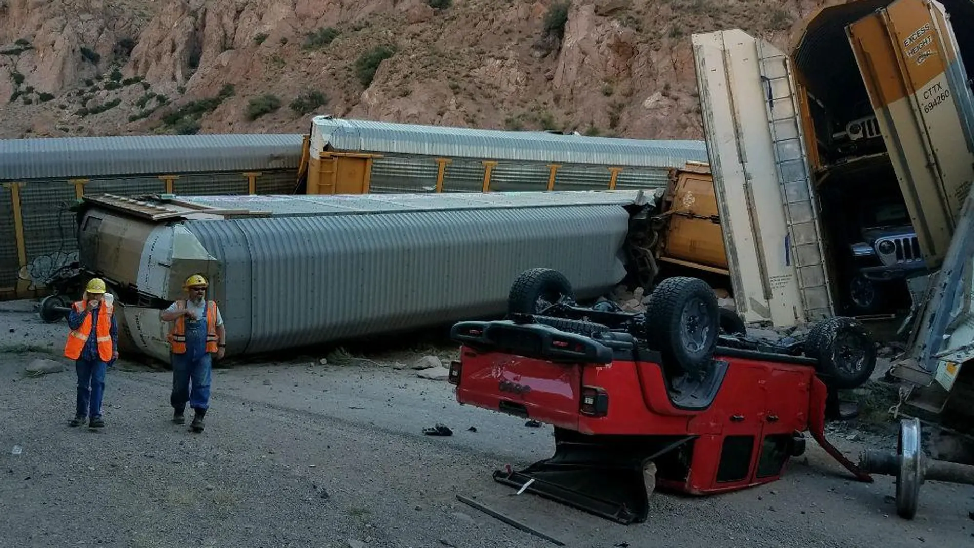 Estropicio a Jeep: un tren descarrila y destroza 33 coches