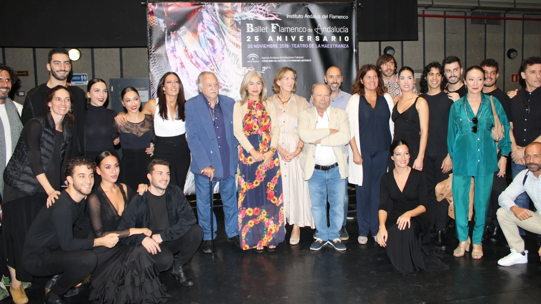 La consejera de Cultura y Patrimonio Histórico, Patricia del Pozo, junto al equipo del Ballet Flamenco de Andalucía (BFA) en la presentación del «25 aniversario» de la compañía / Foto: EP