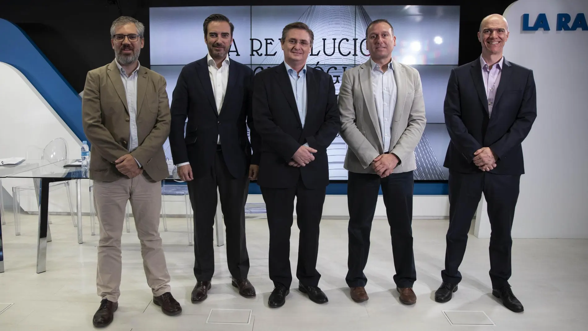 Los cinco ponentes de la mesa de debate. De izquierda a derecha, Julio José Alonso (Mahou San Miguel), Gonzalo Salafranca (Philip Morris), Javier Arboleda (Hyundai), Alberto del Sol (Vodafone) y Manuel Alcoba (Bankia)