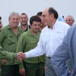 El presidente de Iberdrola, Ignacio Galán, felicitando a los trabajadores de Alicante. LA RAZÓN