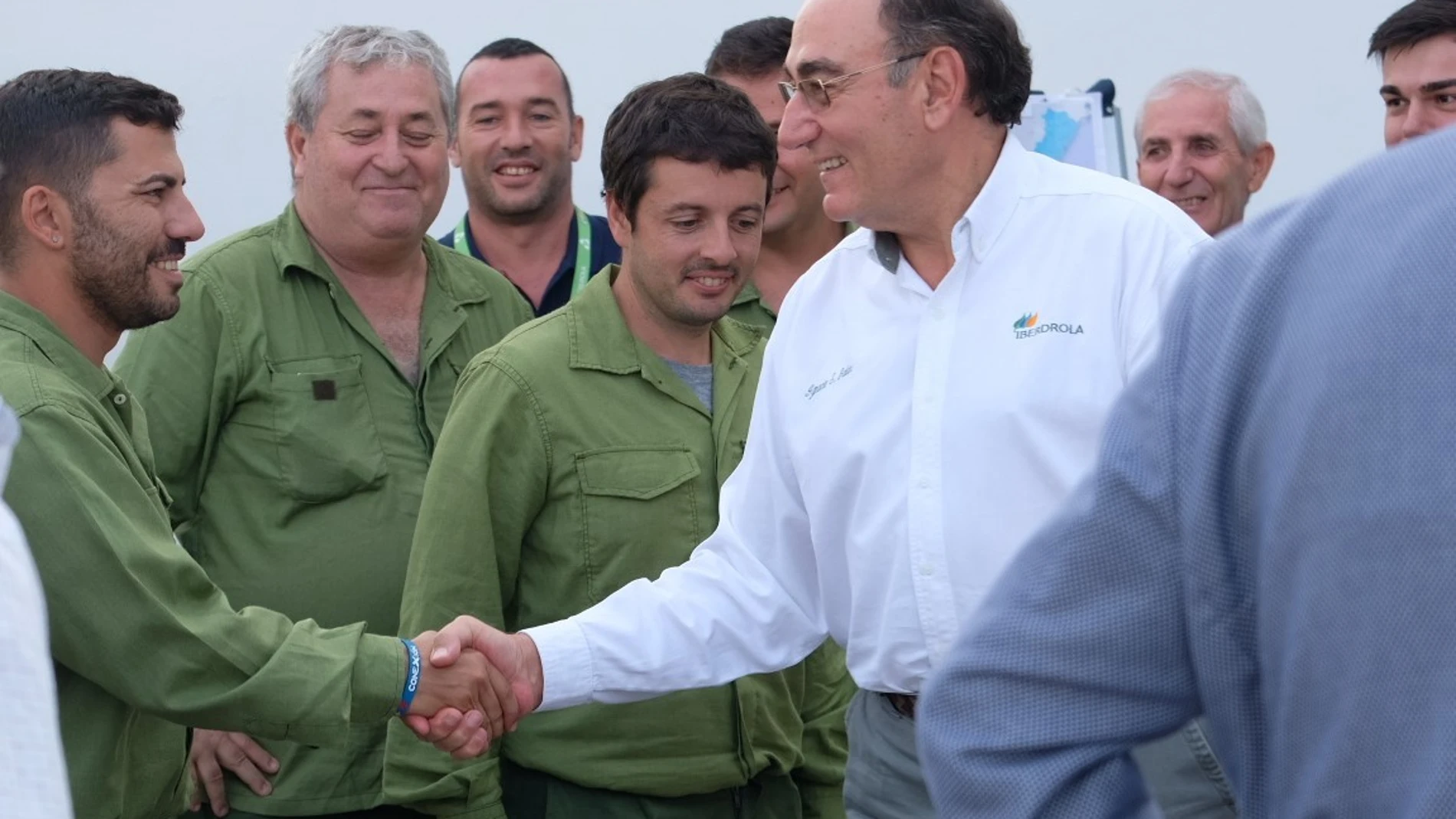 El presidente de Iberdrola, Ignacio Galán, felicitando a los trabajadores de Alicante. LA RAZÓN