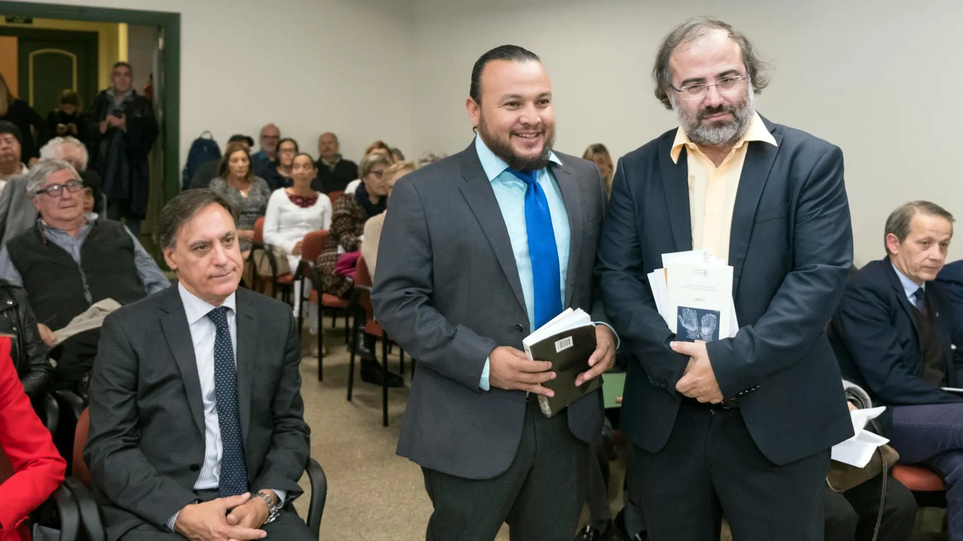 El premiado Luís Borja junto a Alfredo Pérez Alencart en presencia del alcalde Carlos García Carbayo