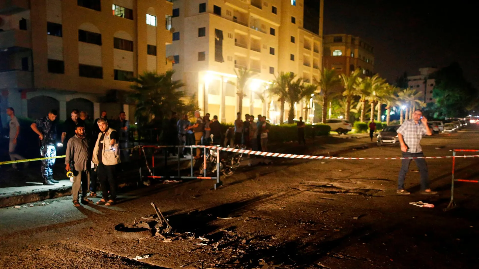 Palestinos en el lugar de una de las explosiones en Gaza/Reuters