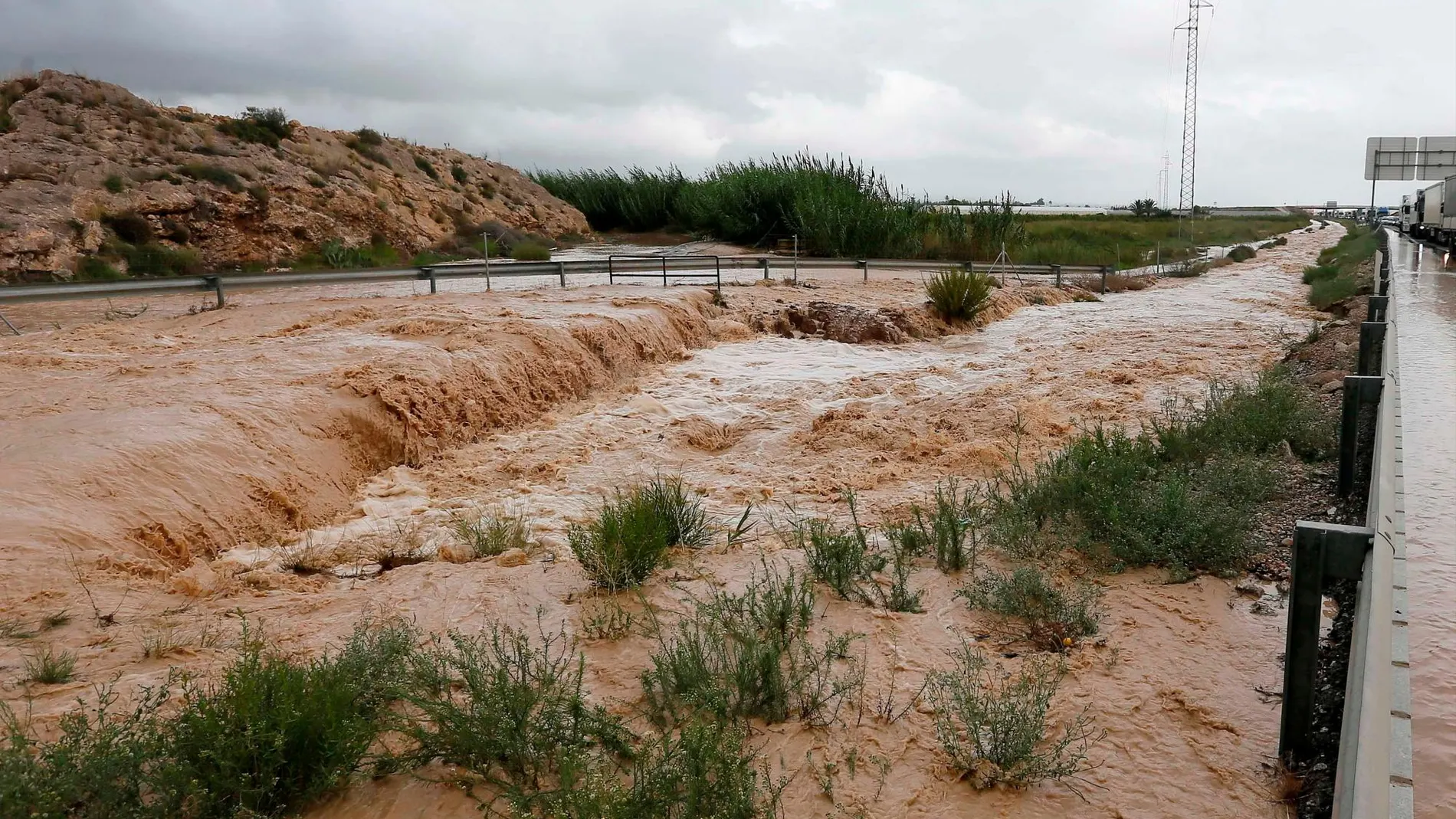 La autovía A-7 colapsada por el efecto de las riadas, el pasado viernes. EFE