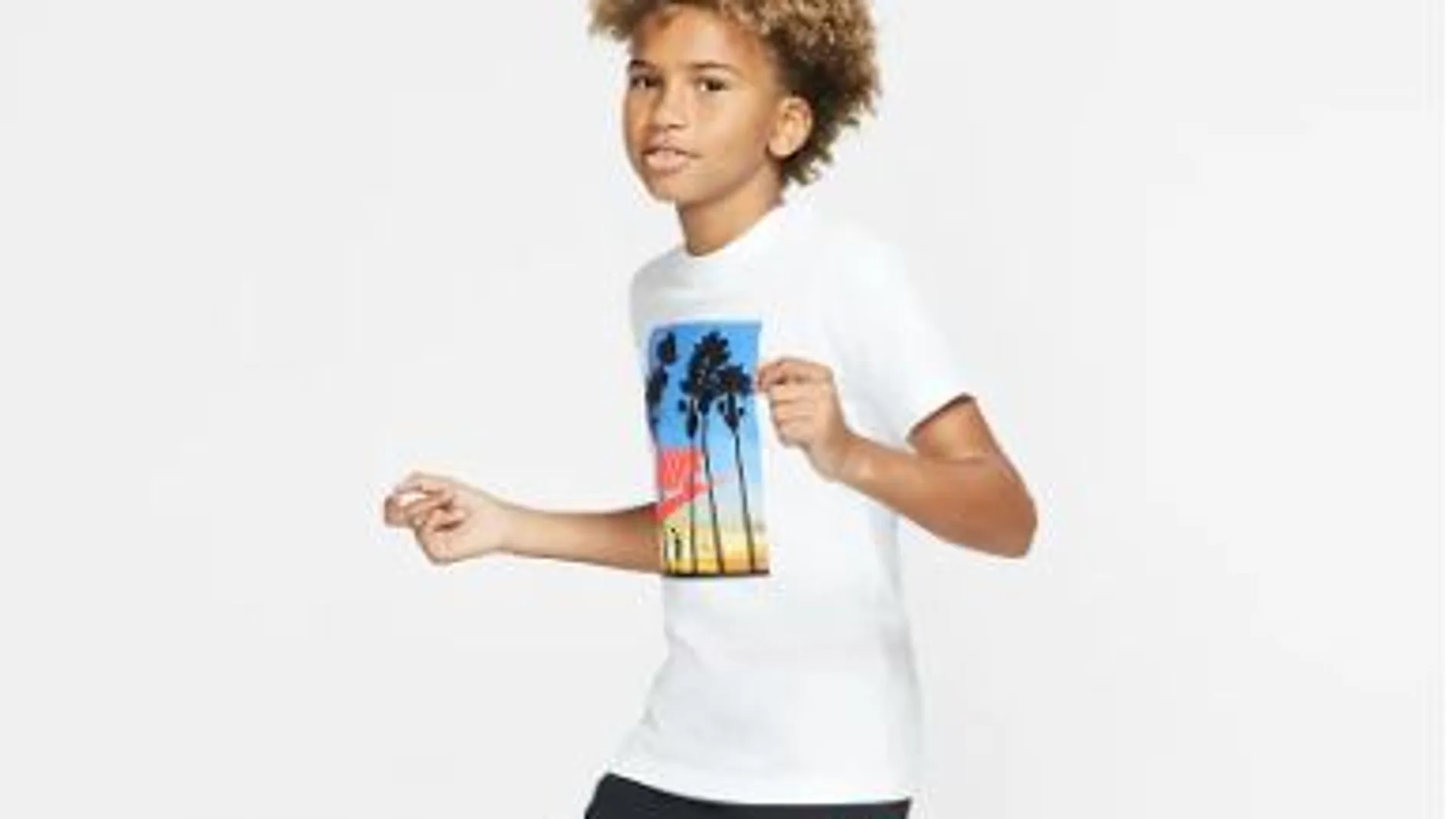 Una camiseta Nike con estampados y el logo de la marca