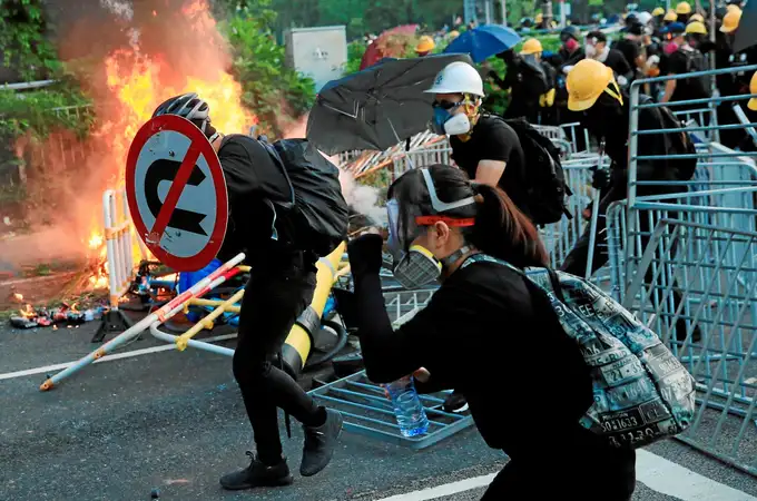 Los enfrentamientos en Hong Kong empañan el gran desfile militar de Xi Jinping
