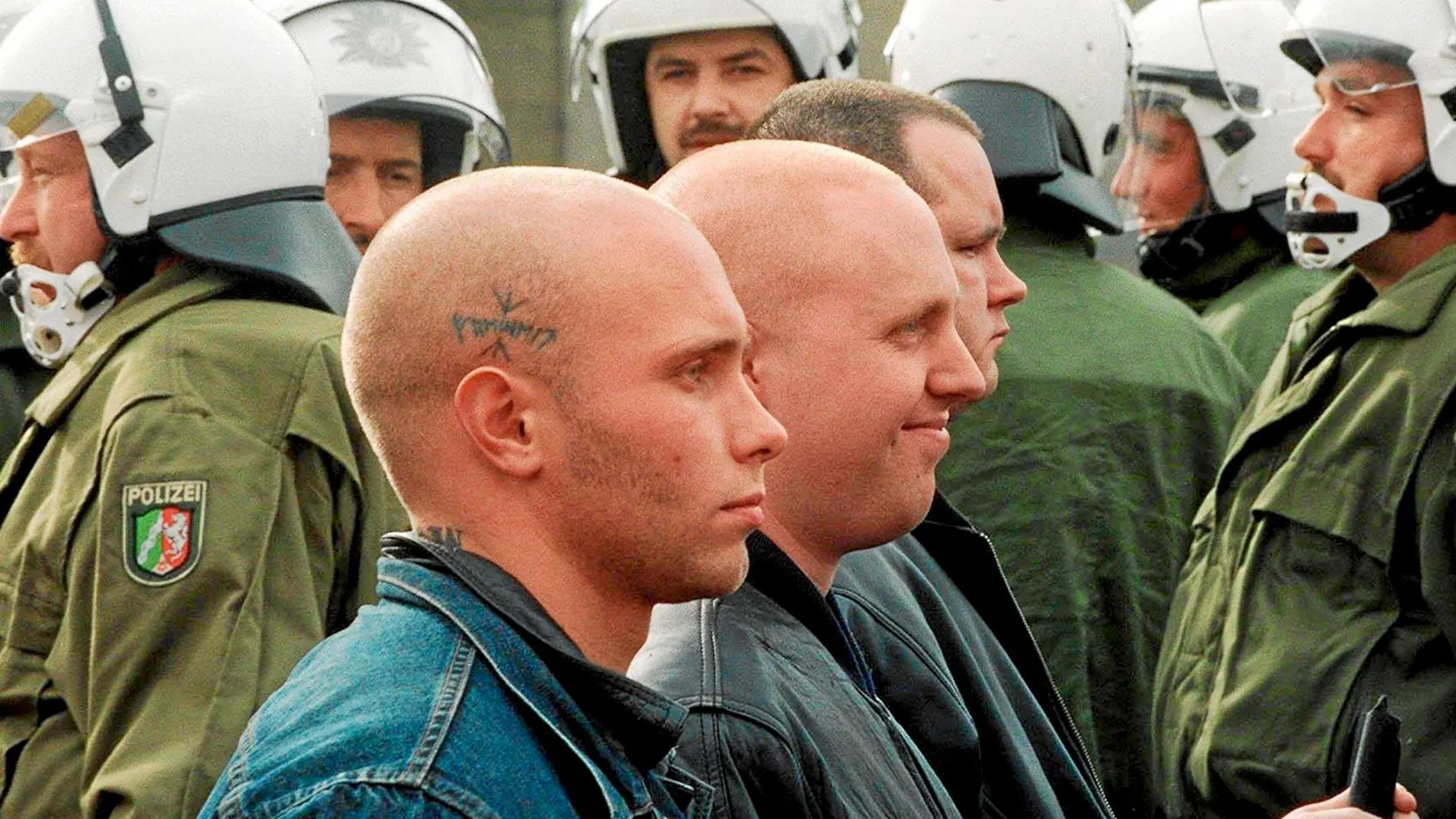 Los enfrentamientos entre los skinheads y las fuerzas de seguridad han sido abundantes desde el nacimiento del movimiento / Ap