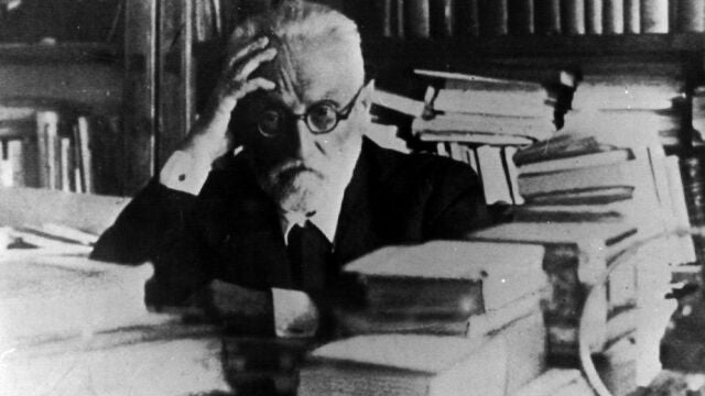 El filósofo Miguel de Unamuno en una imagen de sus últimos años rodeado de libros