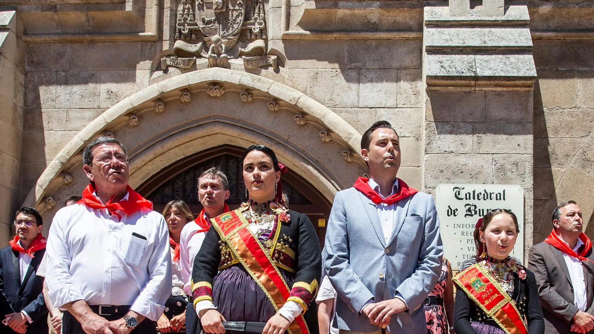 El alcalde de Burgos, Daniel de la Rosa (2D), y el presidente de la Diputación, César Rico (I), participaron acompañados por las reinas de las fiestas en la Interpretación popular del Himno a Burgos a cargo de la Federación Coral de Burgos, la Banda Ciudad de Burgos y Aransbur, dentro de los actos de San Pedro y San Pablo 2019