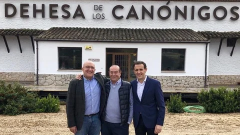 Jesús Julio Carnero junto al director general de la bodega, Iván Sanz, así como el presidente de la Diputación de Valladolid, Conrado Íscar