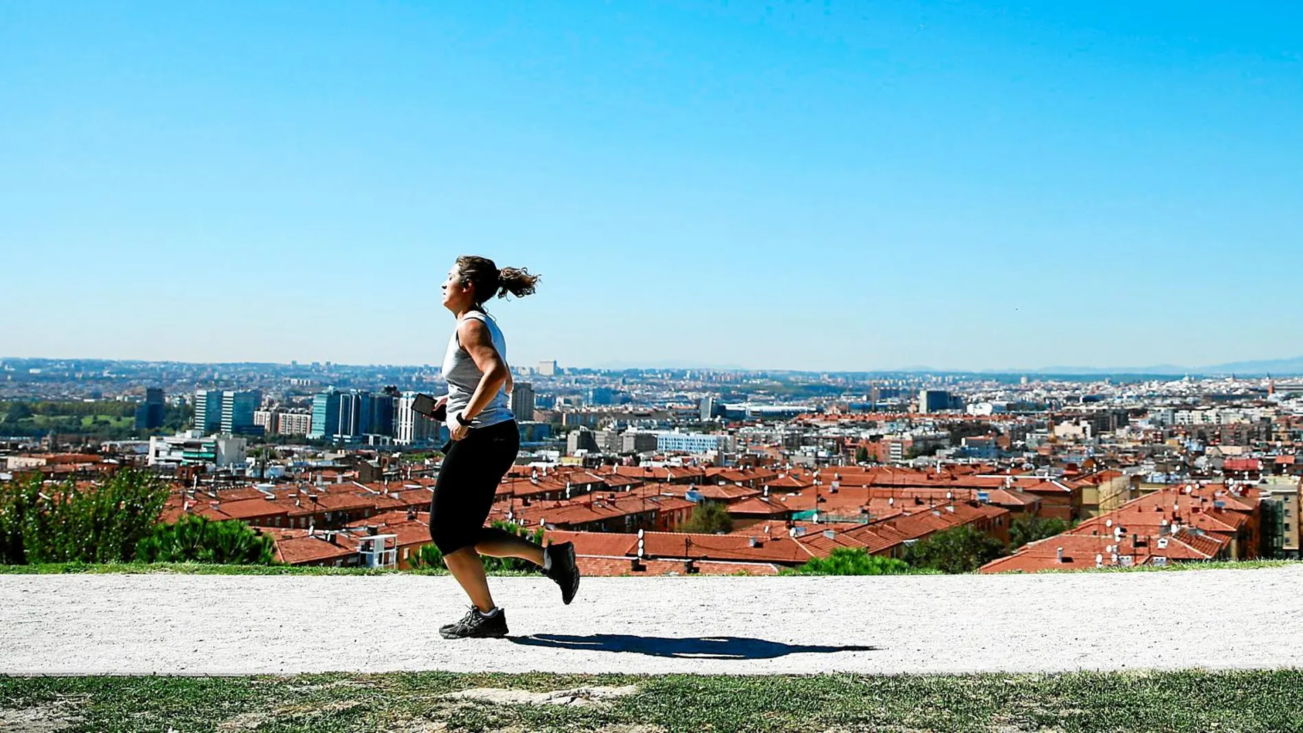 Se recomienda no practicar deporte al aire libre en las horas de más calor, sobre todo entre las 12 y las 17. Foto: CIPRIANO PASTRANO