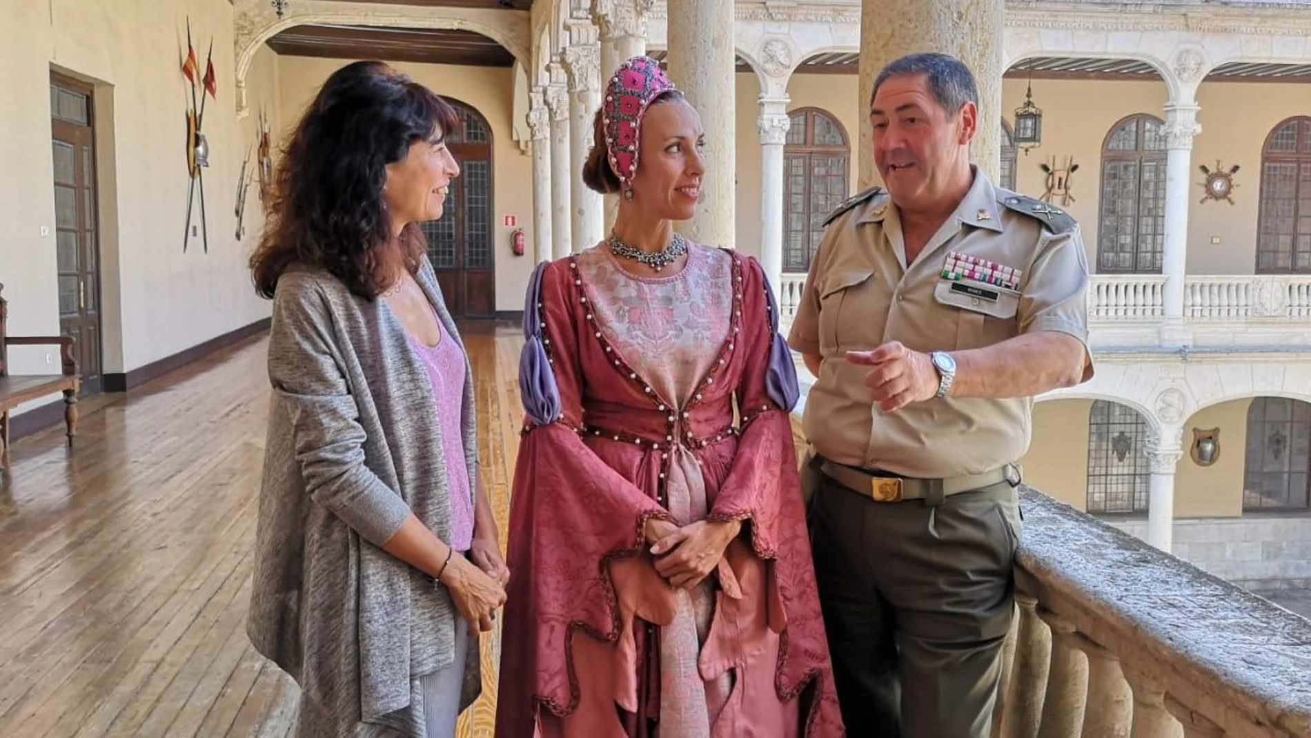El General José Rivas y la concejal Ana Redondo, tras presentar la Ruta Teatralizada «Reinas en Valladolid»
