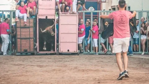 Imagen de una de fiesta de toros en la calle. LA RAZÓN
