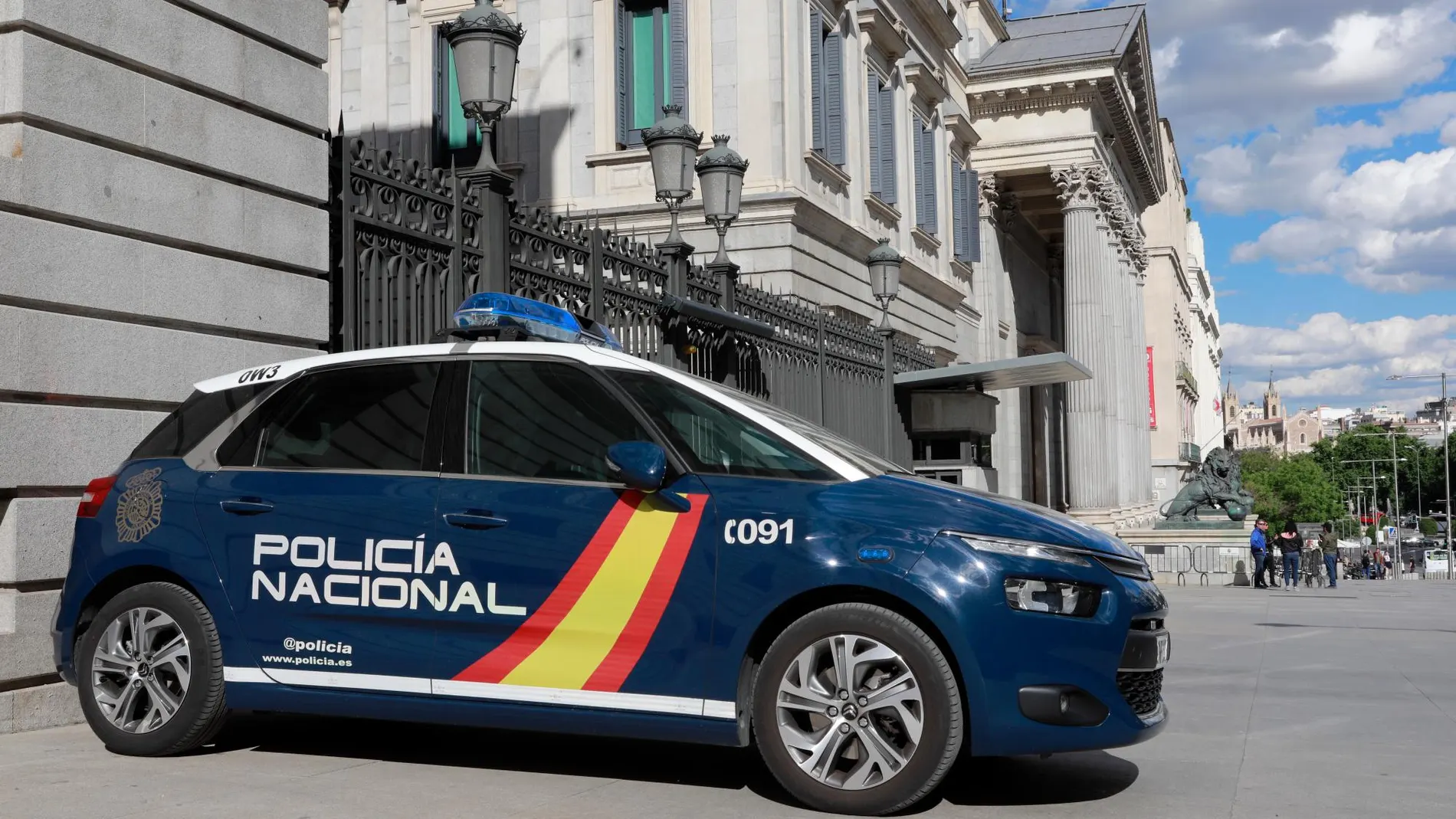 Un vehículo de la Policía Nacional frente Congreso de los Diputados