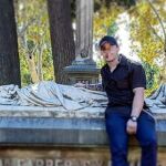 Leandro V. J. es aficionado fotografiarse en cementerios