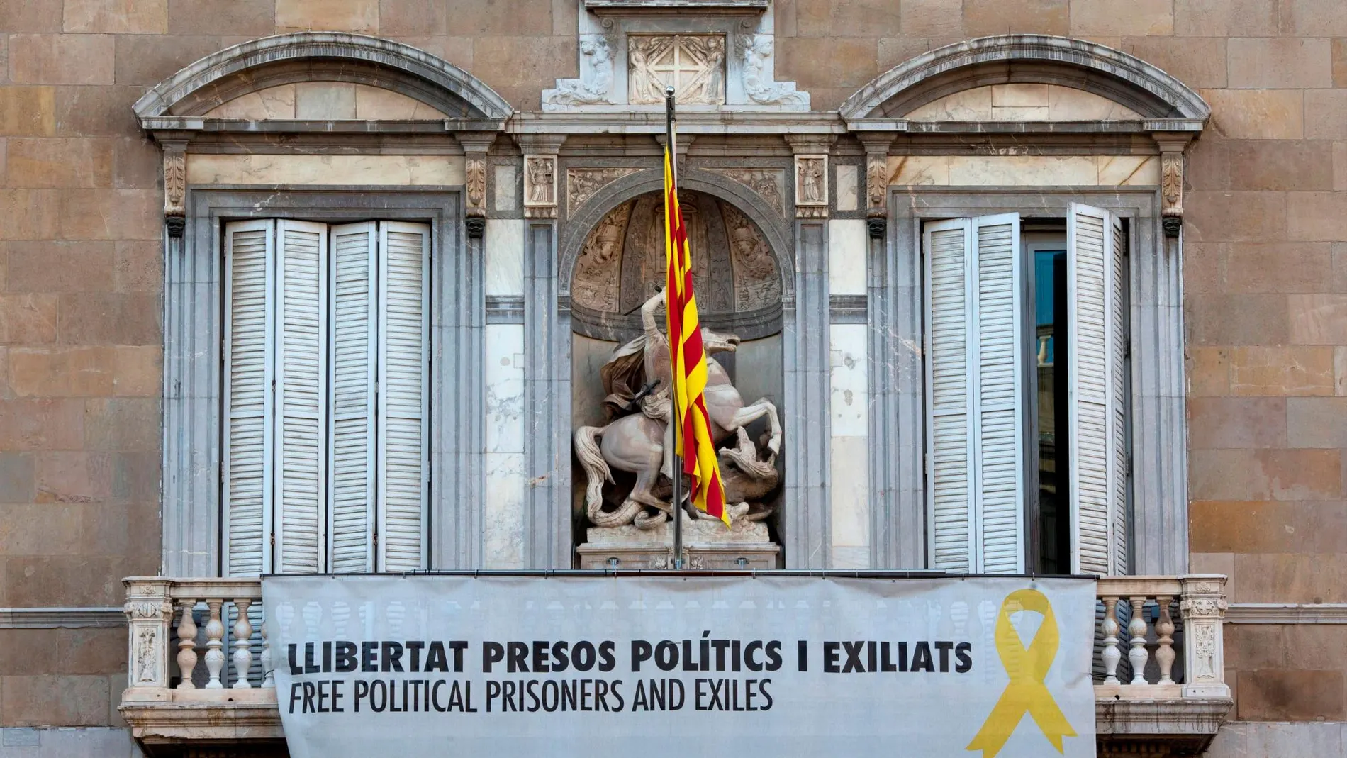 Pancarta a favor de los presos del procés en el balcón de la Generalitat de Cataluña