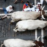 Los toros de la ganadería de Núñez del Cuvillo, de Vejer de la Frontera (Cádiz), a su paso por el tramo de la Estafeta