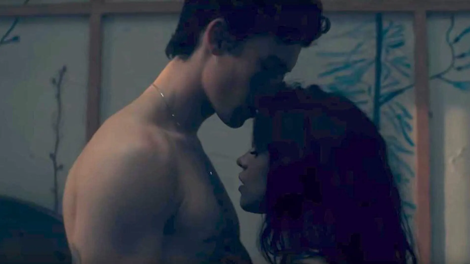 Camila Cabello y Shaw Mendes en el videoclip de “Señorita”