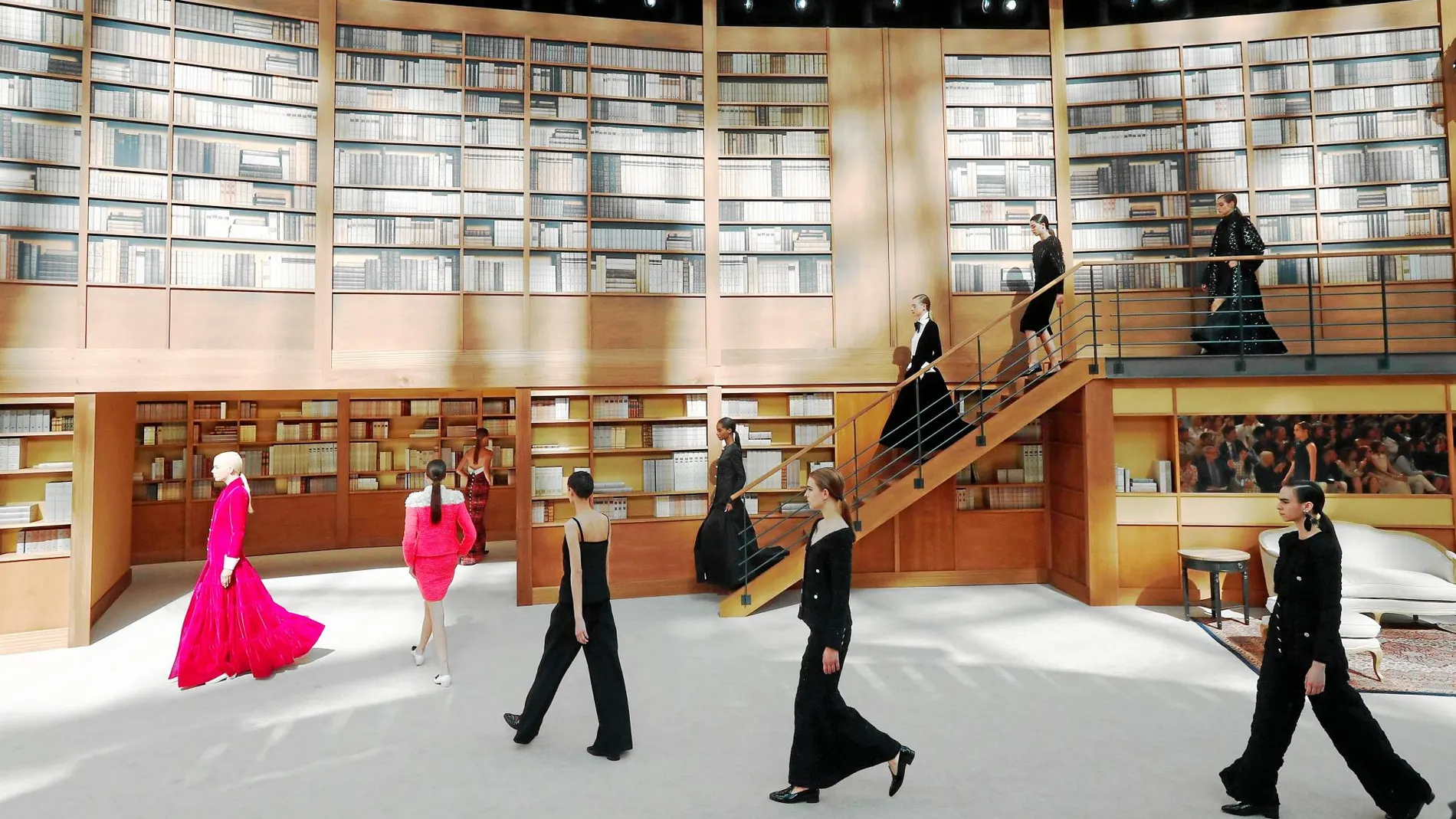 El espacio se convirtió en una biblioteca de altísimas estanterías como la que Lagerfeld tenía en su casa / Efe