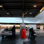 Clientes repostando en una gasolinera