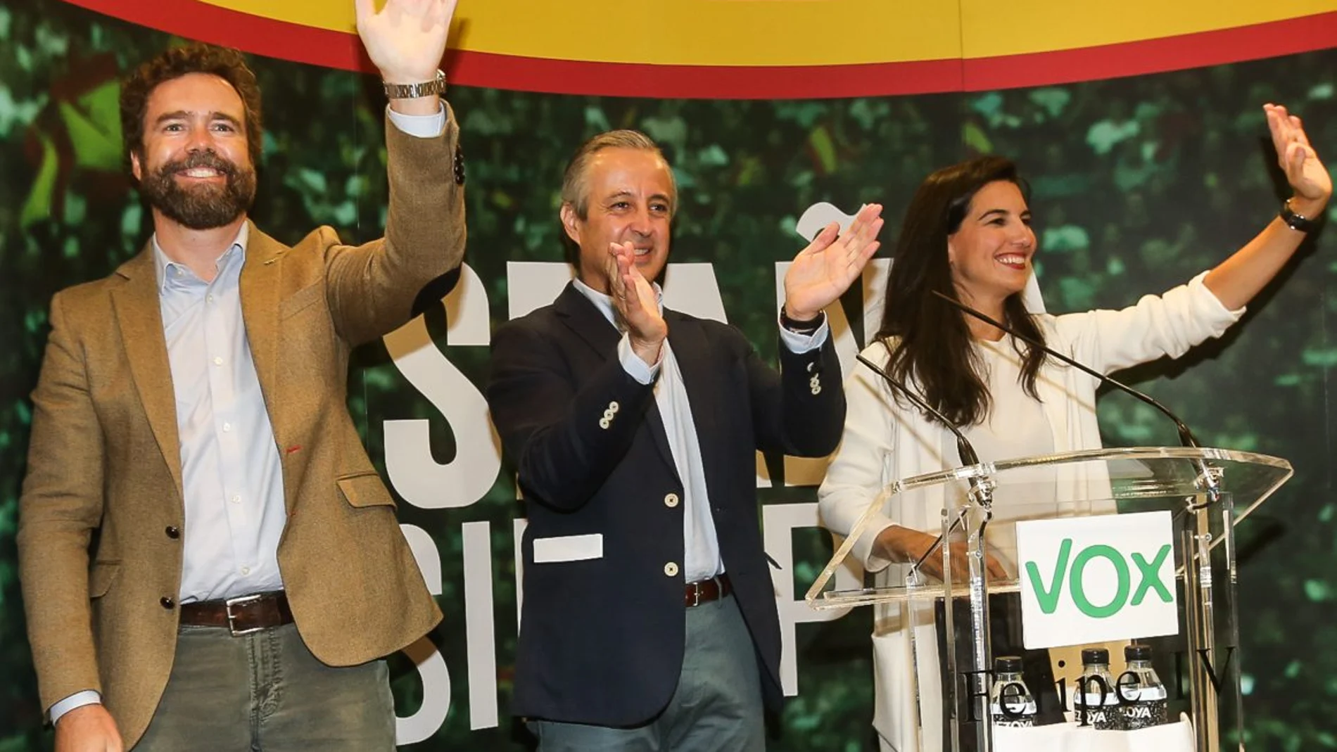El candidato al Congreso por Valladolid, Pablo Sáez, junto a Rocío Monasterio e Iván Espinosa de los Monteros en un acto electoral de Vox