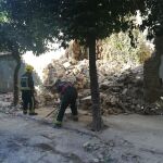 Dos bomberos junto al muro moderno y el trozo de muralla romana afectados por el derrumbe en la calle San Fernando de Córdoba / La Razón