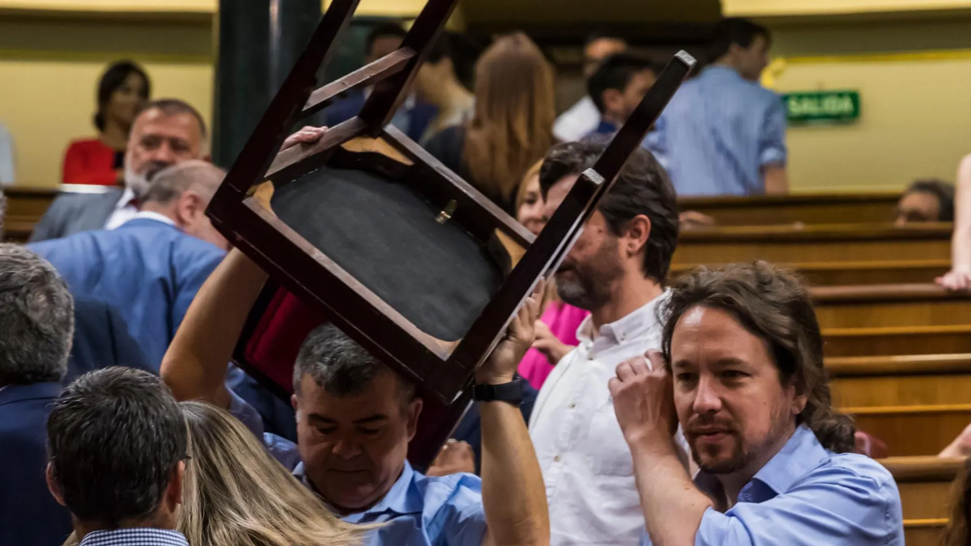 Pablo Iglesias hoy en el Congreso durante la segunda jornada del debate de investidura. (Foto: Alberto R. Roldan)