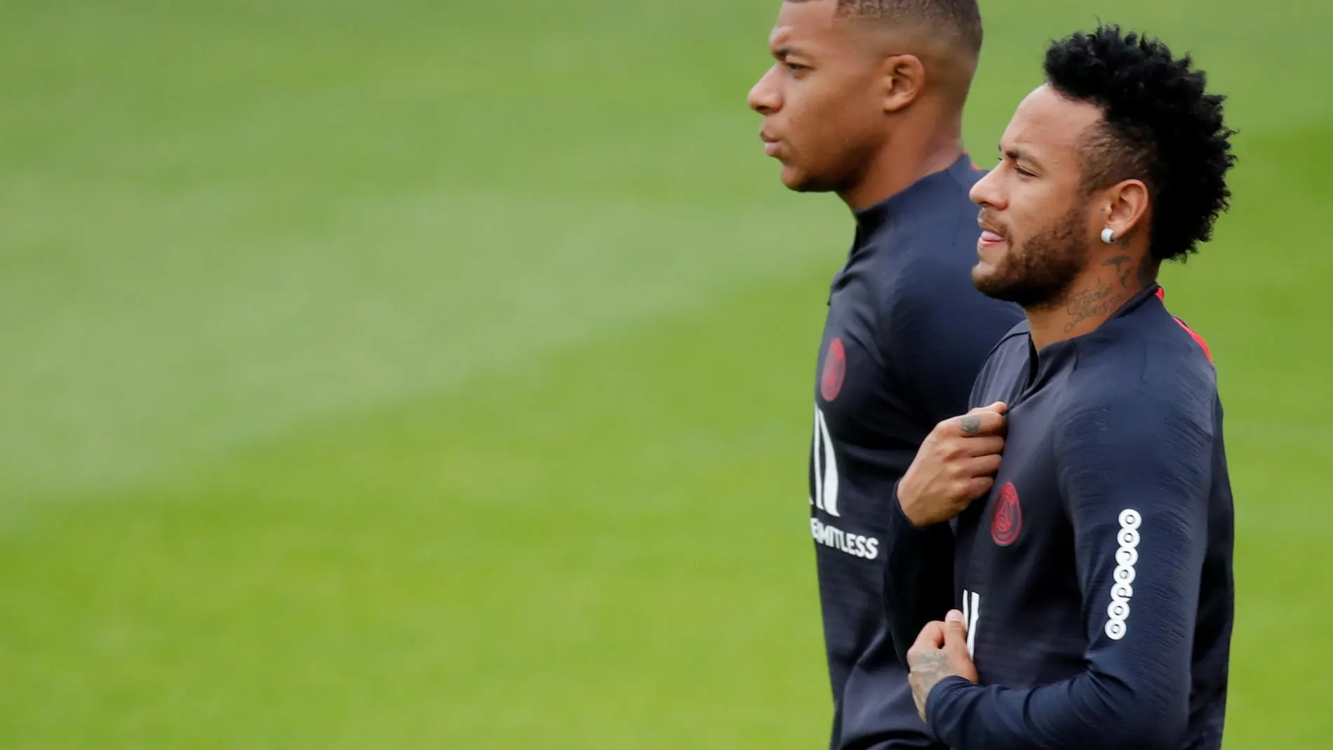 Neymar, en un entrenamiento con Mbappe