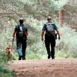 Dos agentes de la Guardia Civil buscando a Blanca Fernández Ochoa