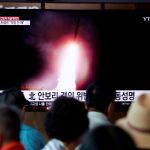 Ciudadanos surcoreanos contemplan en una tienda de Seúl el nuevo lanzamiento de misiles por parte de Corea del Norte/Reuters