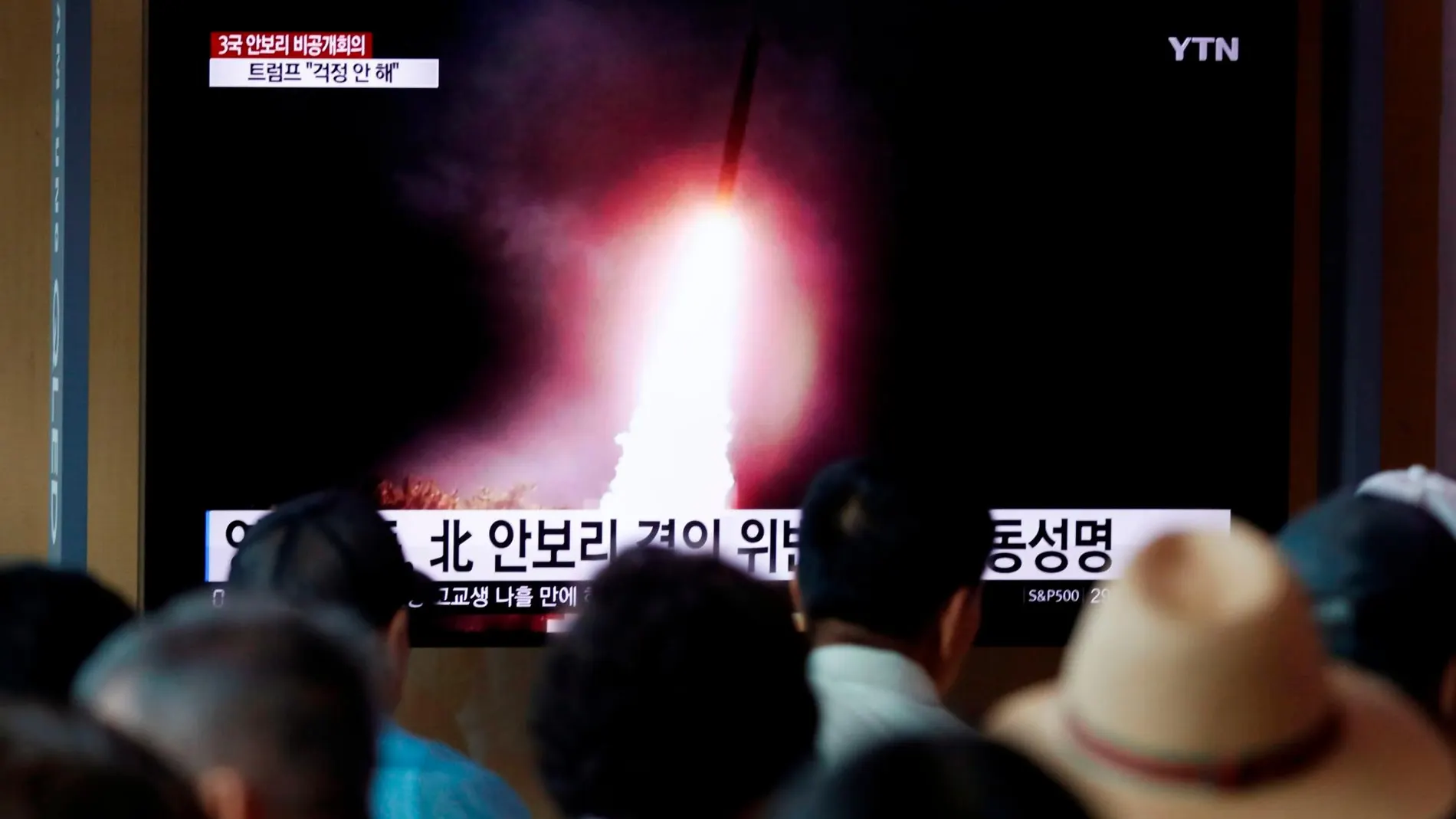 Ciudadanos surcoreanos contemplan en una tienda de Seúl el nuevo lanzamiento de misiles por parte de Corea del Norte/Reuters