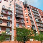 Nueve intoxicados leves en Usera en un incendio en un octavo piso